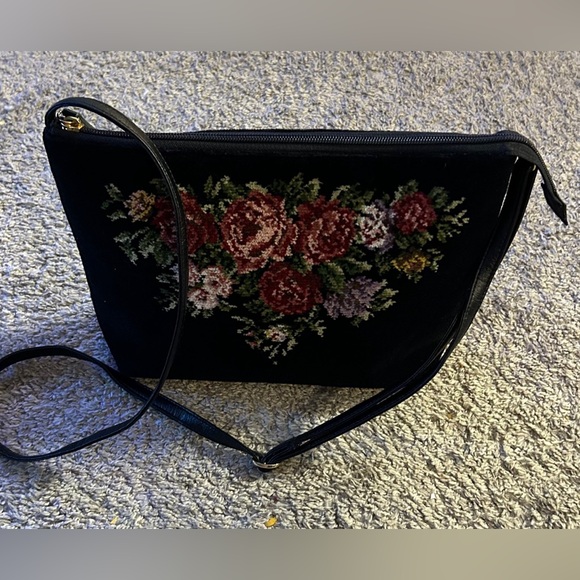 Enjean black
Crossbody Purse Rose Floral
Design - Picture 1 of 15